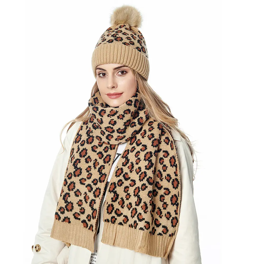 Leopard Beanie Hat Bufanda Guantes de pantalla táctil Conjunto con pompón para mujer