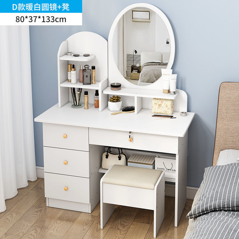 Miroir rond en D, tabouret blanc chaud - un trésor de belles choses.