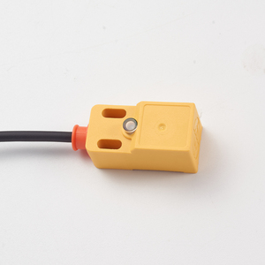 La distancia de detección del sensor de proximidad inductivo rectangular frente al metal es de 0-10mm. - Product Image 4