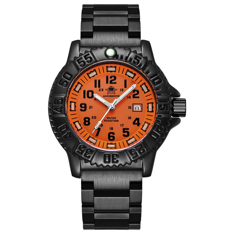 Cadran orange, acier noir, index noirs.