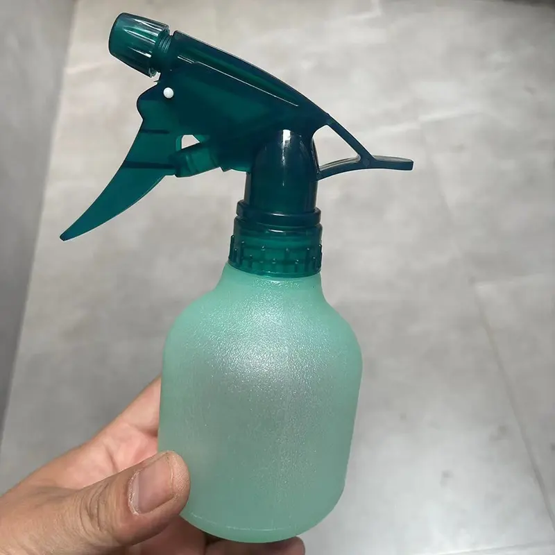 Botella de espray con gatillo de limpieza de detergente PP de plástico vacío de 10 oz con cabezal de pulverización de pistola tipo botón de mano para riego de jardinería doméstica