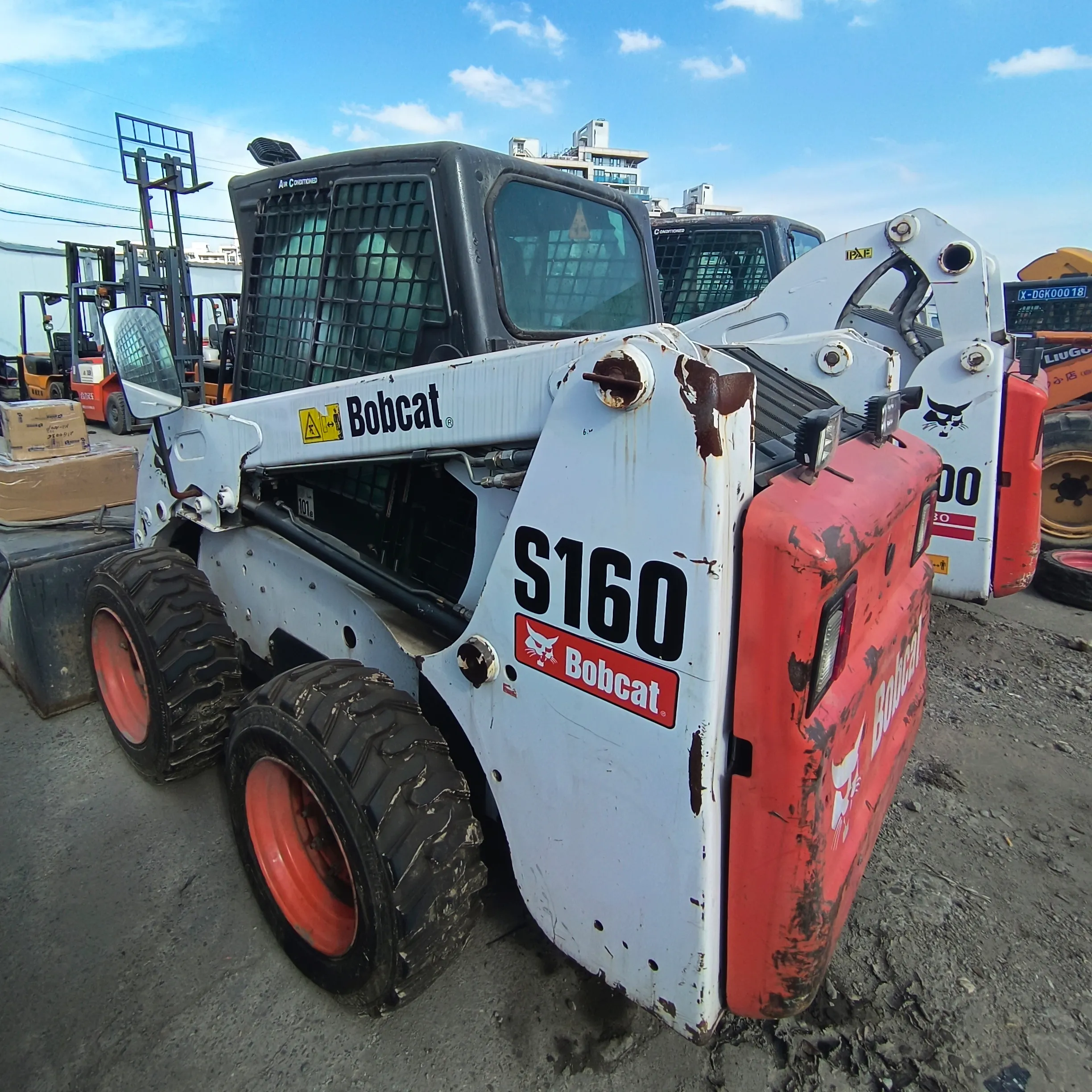 Mini Skid nokta dönüşlü yükleyici bobcat s450 s300 s160 Xc740k kızaklı yükleyici çekiç ile fırça çeneli güdük çeneli kepçe