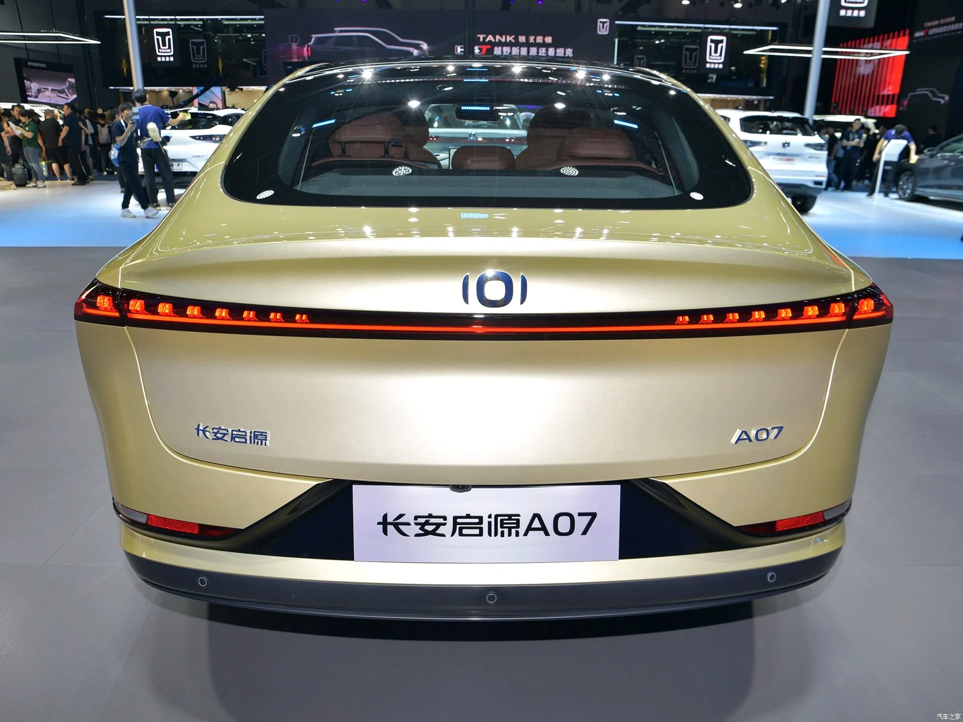 中国燃料効率の高い長距離ガソリン電気ハイブリッド車中国長安A07新エネルギーハイブリッド車