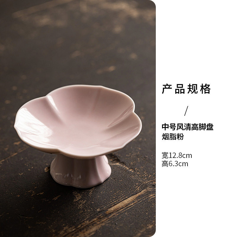 Medium-sized high-footed dish with smoke powder