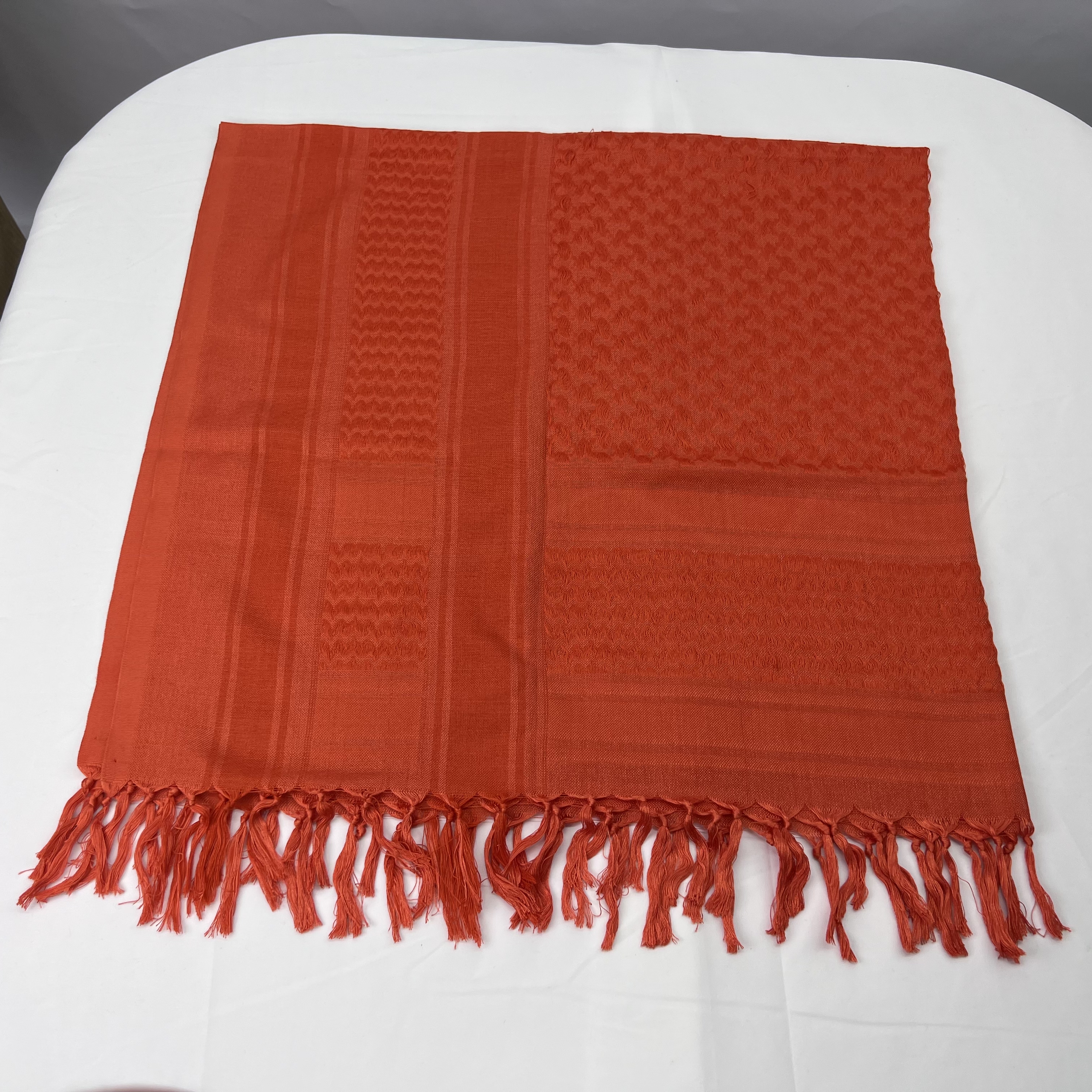 Borlas de color naranja en ambos lados con ondas de agua