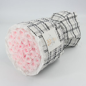 กล่องของขวัญทรงกลมผ้าสำหรับวันวาเลนไทน์ดั้งเดิม,กล่องของขวัญทรงถังกอดจัดดอกไม้หมวกกระดาษแข็งพร้อมที่จับ - Product Image 6