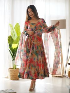 最新设计虎斑欧根纱真丝，带寄宿生Gota Patti蕾丝工作服Kurti长裤Dupatta，适合女装