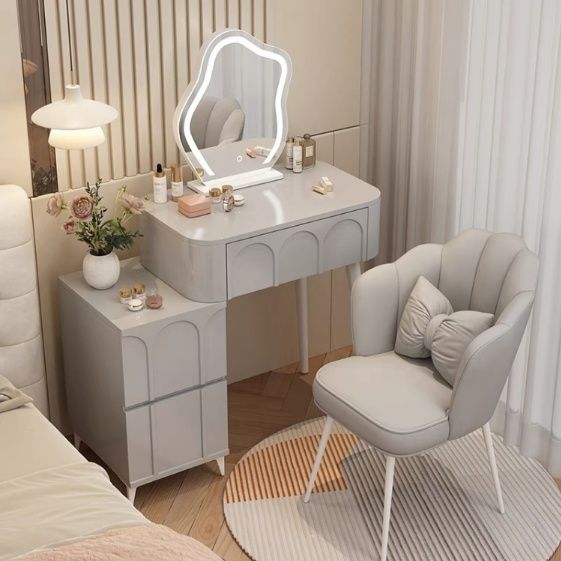 Table et armoire grises 80 cm avec chaise en forme de pétale