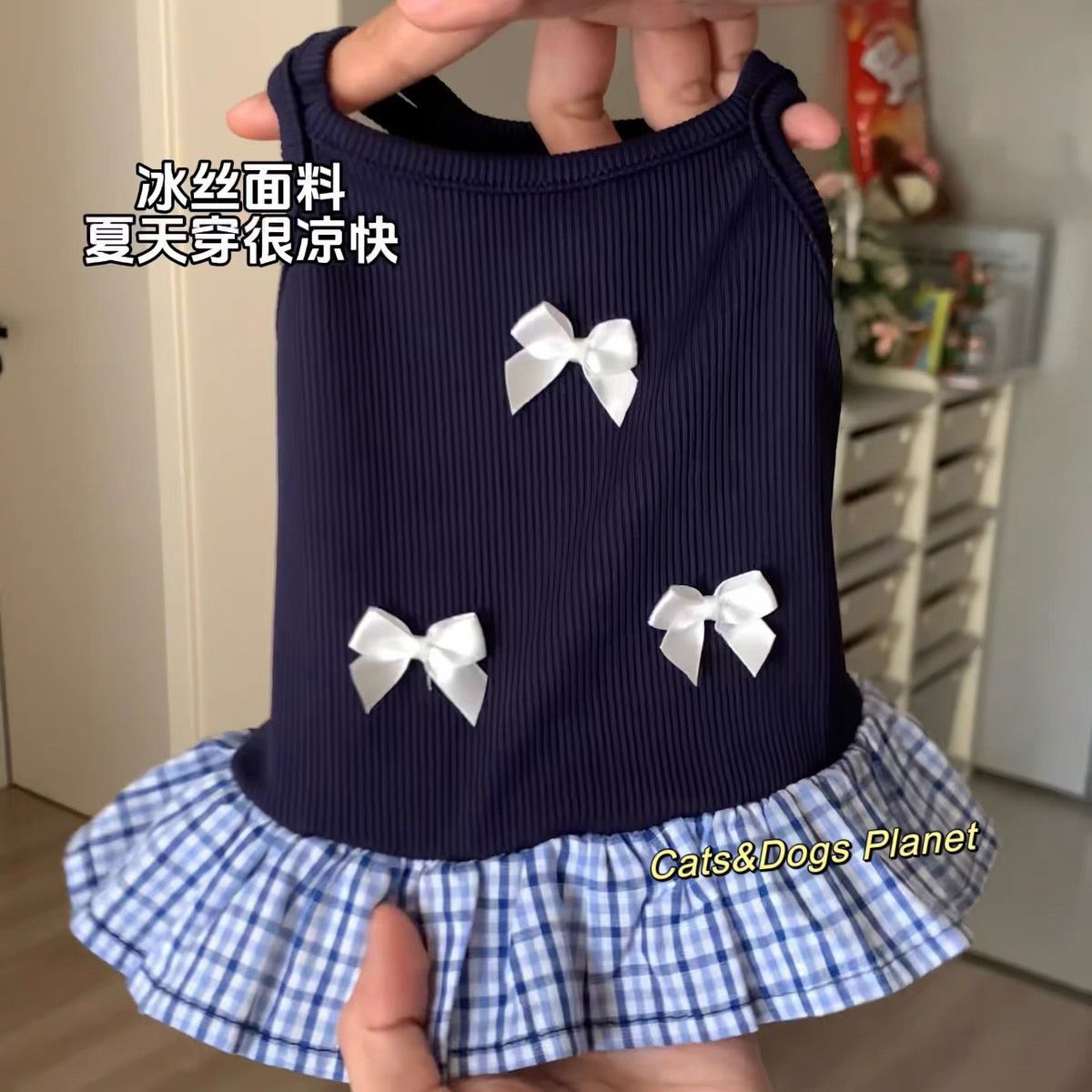 Vestido con chaleco y pajarita