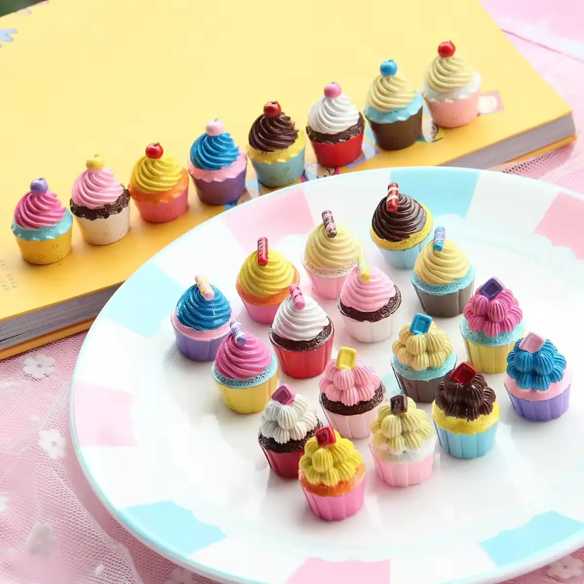Rumah boneka Cupcake Resin simulasi kue makanan tampilan samping Stereo 3D baru aksesori mainan DIY cerah makanan miniatur kartun