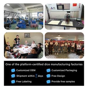 ลูกเต๋าเกม RPG D & D ทำจากเรซินสำหรับการพนันลูกเต๋าหกด้านลายกาแล็กซีมีแววดาวสีม่วงใสออกแบบได้ตามต้องการ - Product Image 5