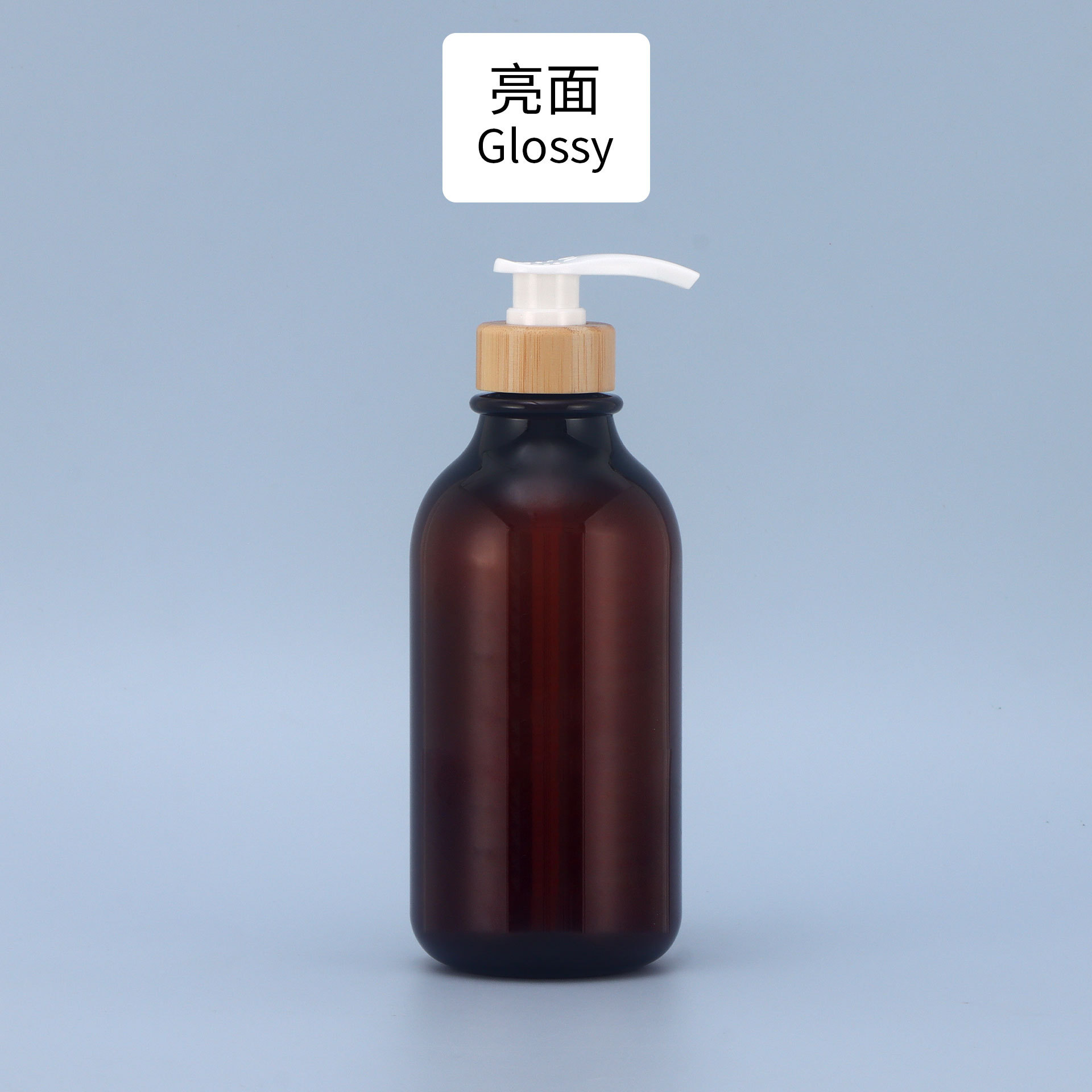 Botella de té brillante con bomba de bambú blanca.