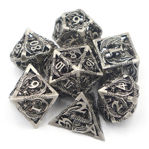 Yüksek kaliteli D20 16mm 20mm D & D RPG dundunfactory fabrika toptan 7 adet özel Logo ile Metal Hollow antik zar Set