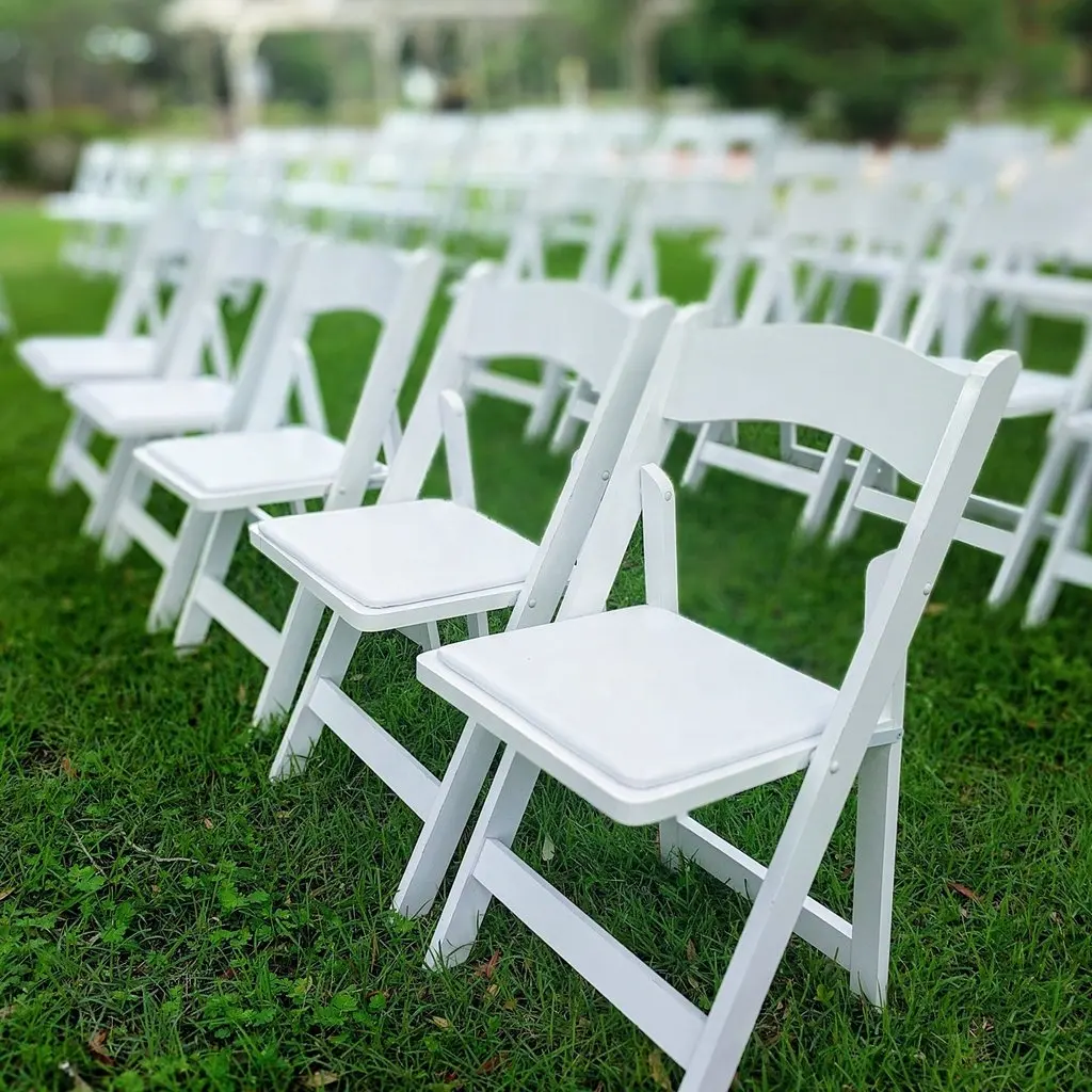 Venta al por mayor boda fiesta jardín gladiador Vinilo acolchado resina blanco plegable Wimbledon sillas para eventos