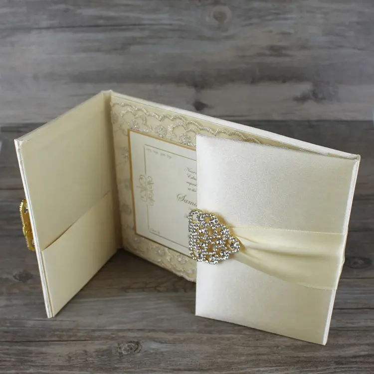 2024 Tarjeta de invitación de boda de folio de seda en caja de lujo personalizada con hebilla de cinta de encaje