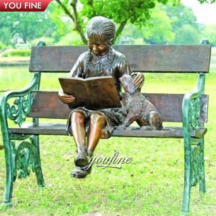 屋外ガーデンキャスティング真鍮ブロンズ座っている女の子と犬の読書像の彫刻