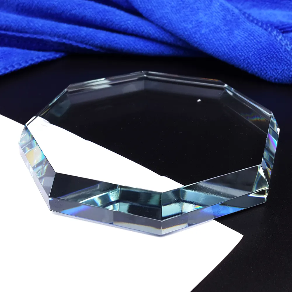 Venta al por mayor recuerdos de oficina en blanco forma octogonal cristal pisapapeles adorno de cristal