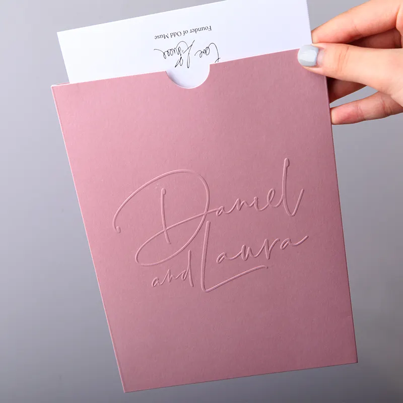 Пользовательский логотип тисненый розовый бумажный деловой конверт для упаковки карт