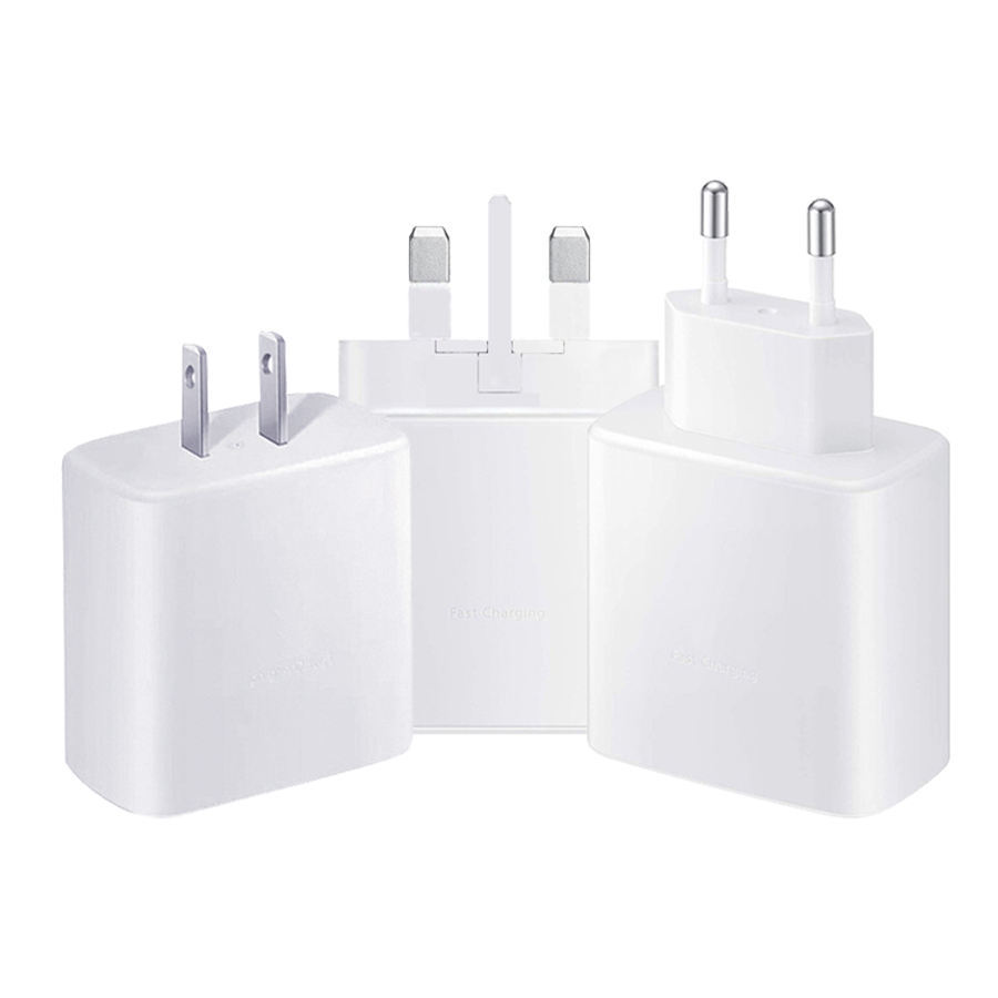 Cargador blanco con cable, empaquetado en bolsa OPP.