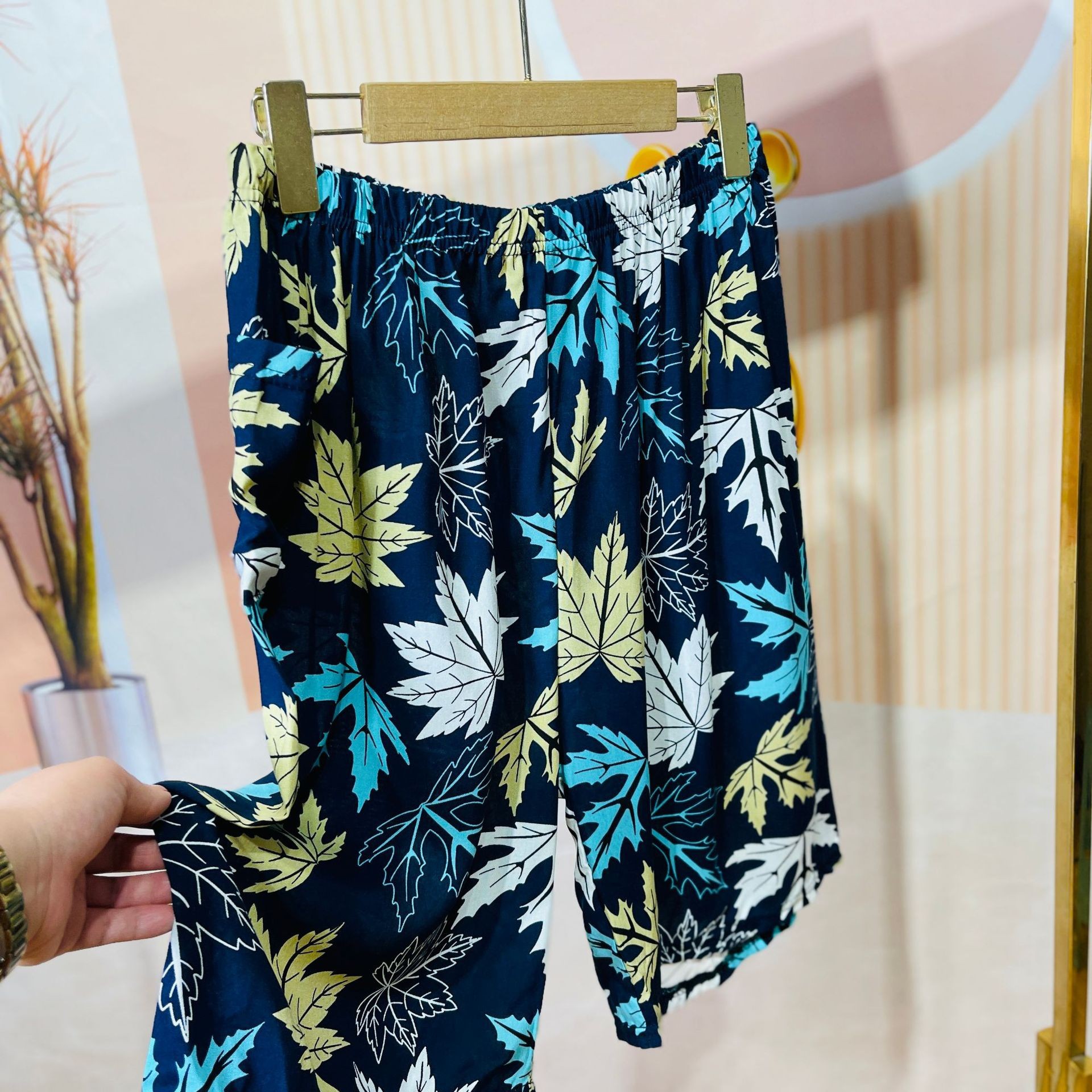 Mens shorts-three-color maple leaf