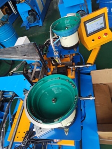 Automatisches Laden und Entladen M12 Automatische Doppelkopf mutter maschine - Product Image 3
