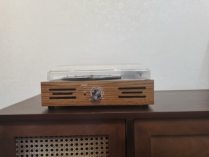 Nogal claro para reproductor de vinilo Bluetooth con entrada de línea y salida de accesorios de audio y video - Product Image 4