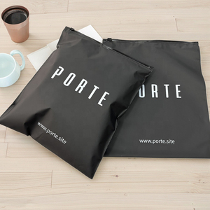 Sacchetti Ecologici Riciclabili in Plastica PE Nera Satinata con Logo Personalizzato, Chiusura a <span class=keywords><strong>Zip</strong></span> Opaca e Stampa Offset per Confezionamento di Abbigliamento - Product Image 6