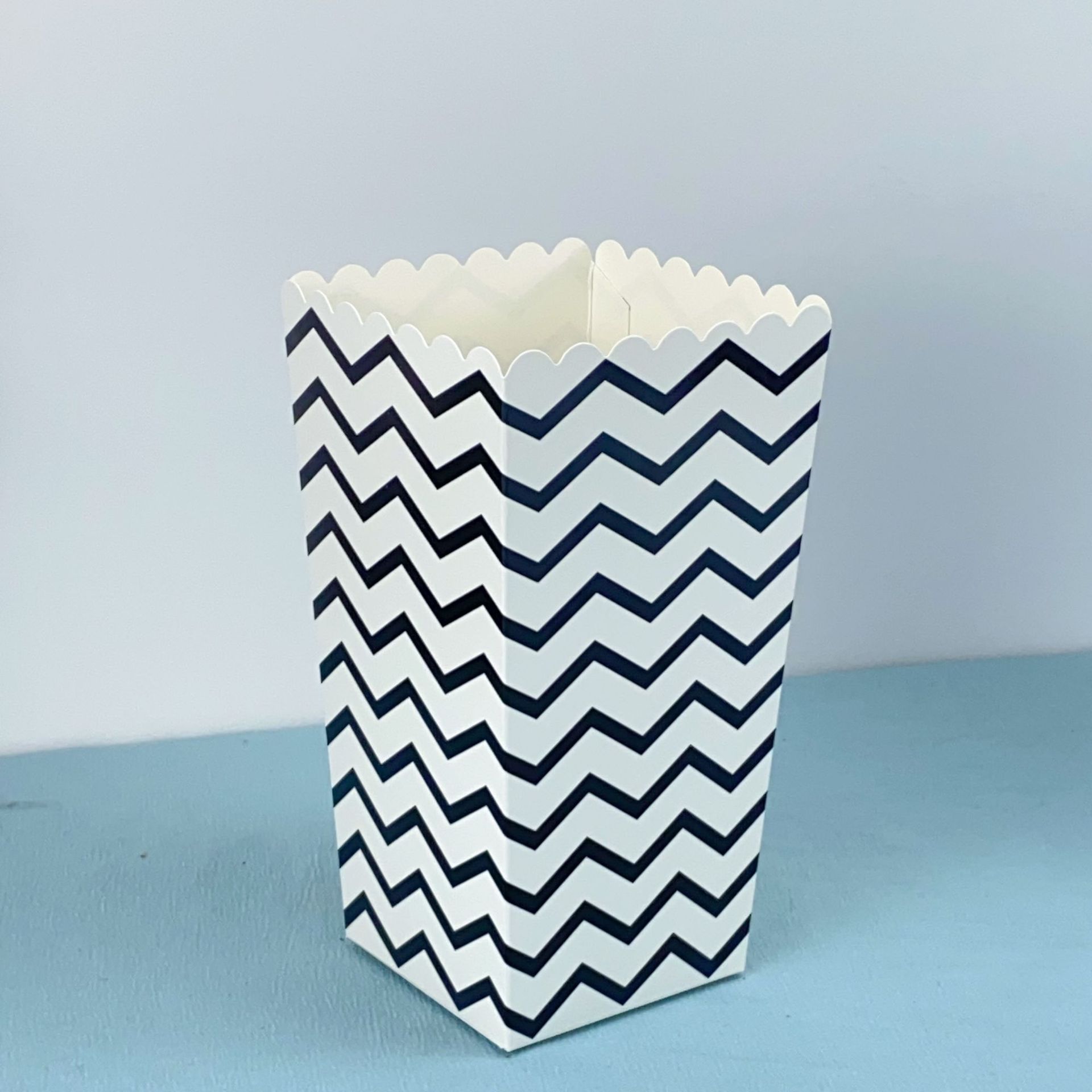 Trompette vague noire - 5x7x12cm - 250g carton blanc