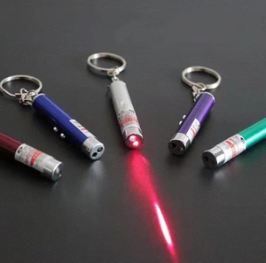 Custom 2 in 1 gatto Pet giocattolo interattivo luce <span class=keywords><strong>Laser</strong></span> rossa puntatore penna giocattoli Mini torcia torcia portachiavi portachiavi