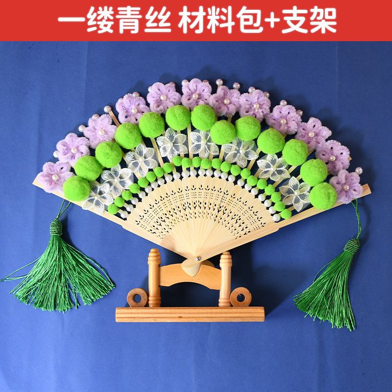 Un soporte de material de seda verde.