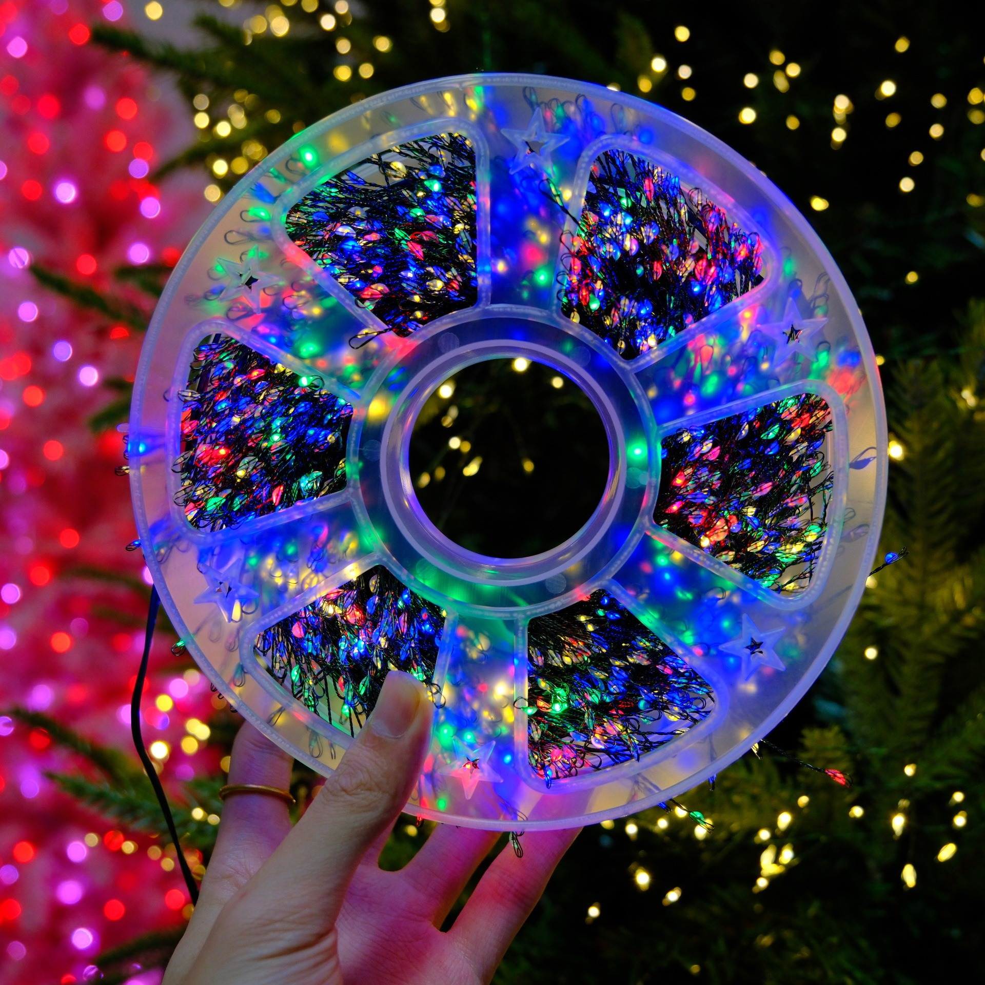 Luz multicolor de cable verde.