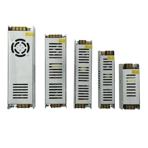 A saída estável 12V conduziu a entrada 220V da fonte slim 15a 180w para luzes conduzidas