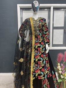 现成的印度粘胶天鹅绒，带重刺绣工作上衣，带Lehenga & Dupatta派对服装，低价手工制作