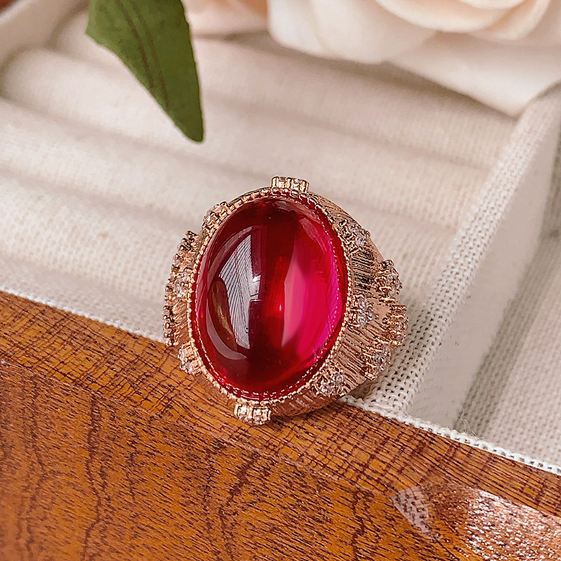 Anillo de corindón rojo