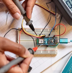 Das ESP32-Entwicklungsboard verfügt über einen Pin-Header-Mikro controller, der WiFi-und Bluetooth-Steuerung unterstützt.