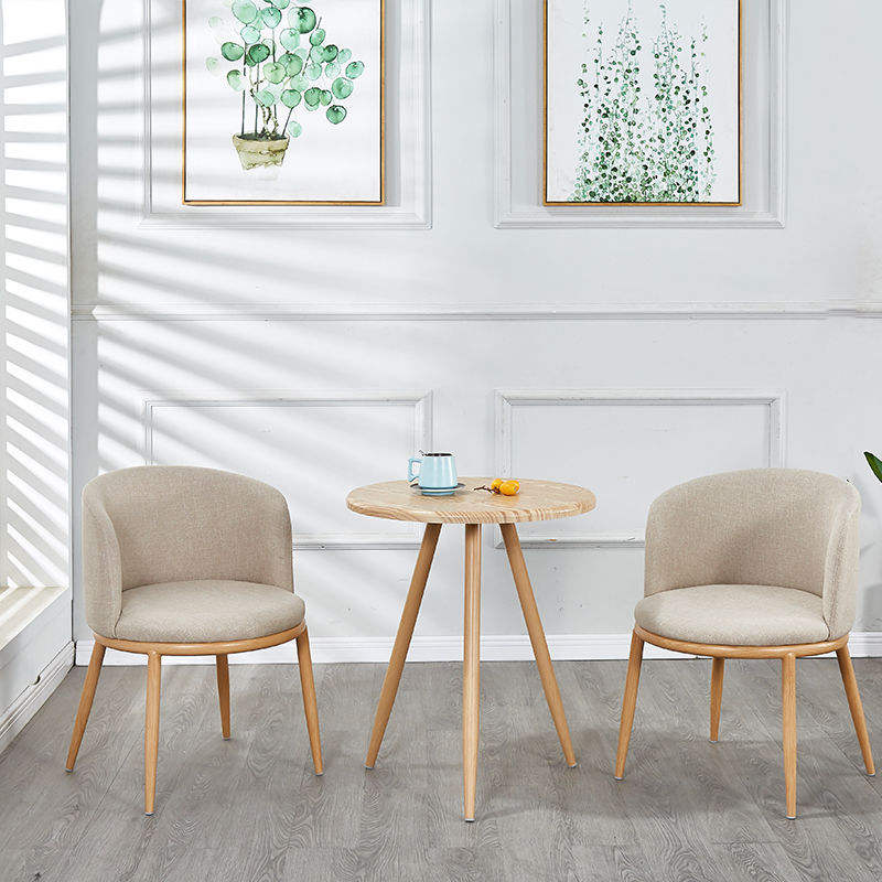 Table et deux chaises beige clair