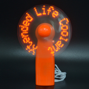 Venta al por mayor portátil mini práctico ventilador de la batería resplandor de desplazamiento LED palabras programable pantalla Led ventilador eléctrico de mano