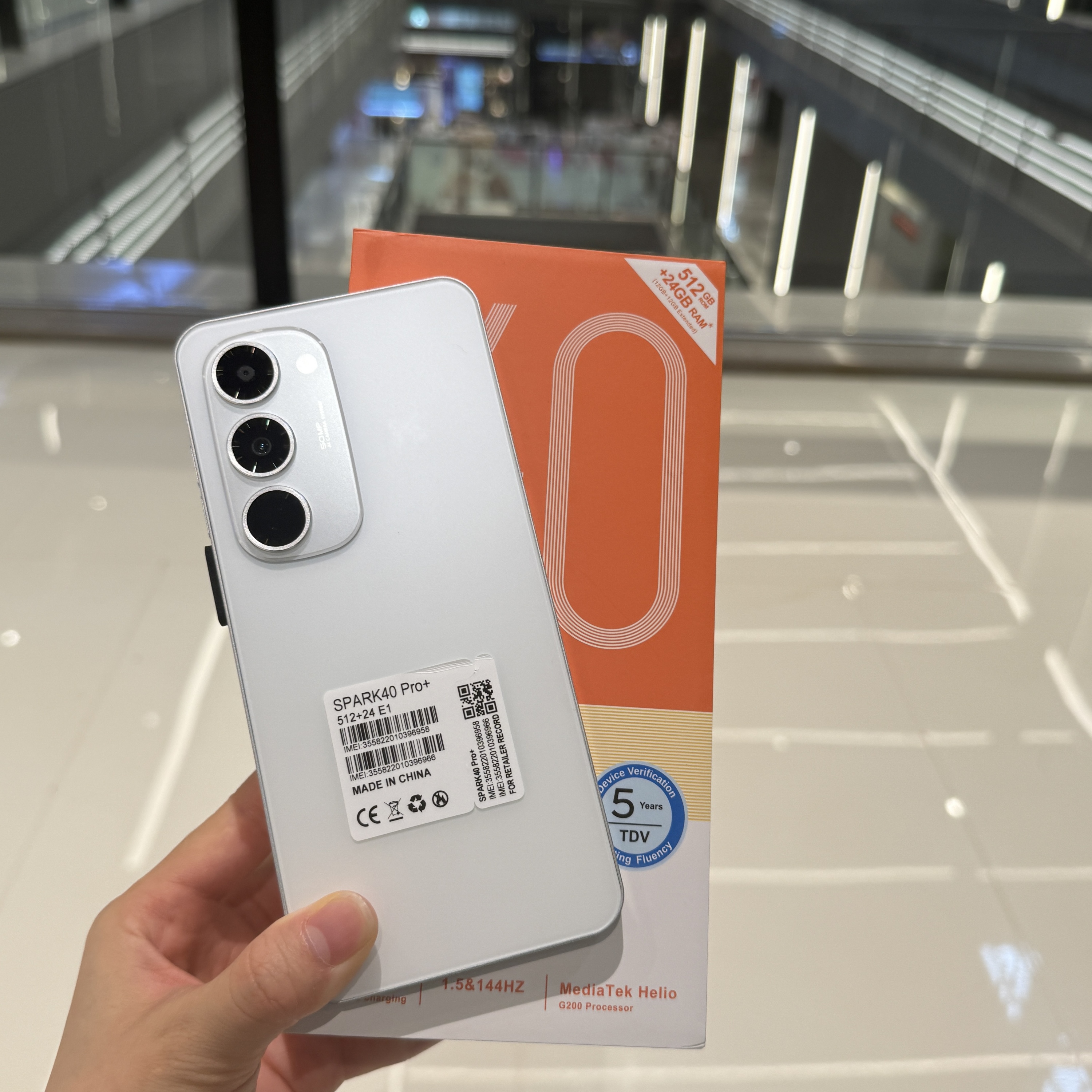 สีขาว