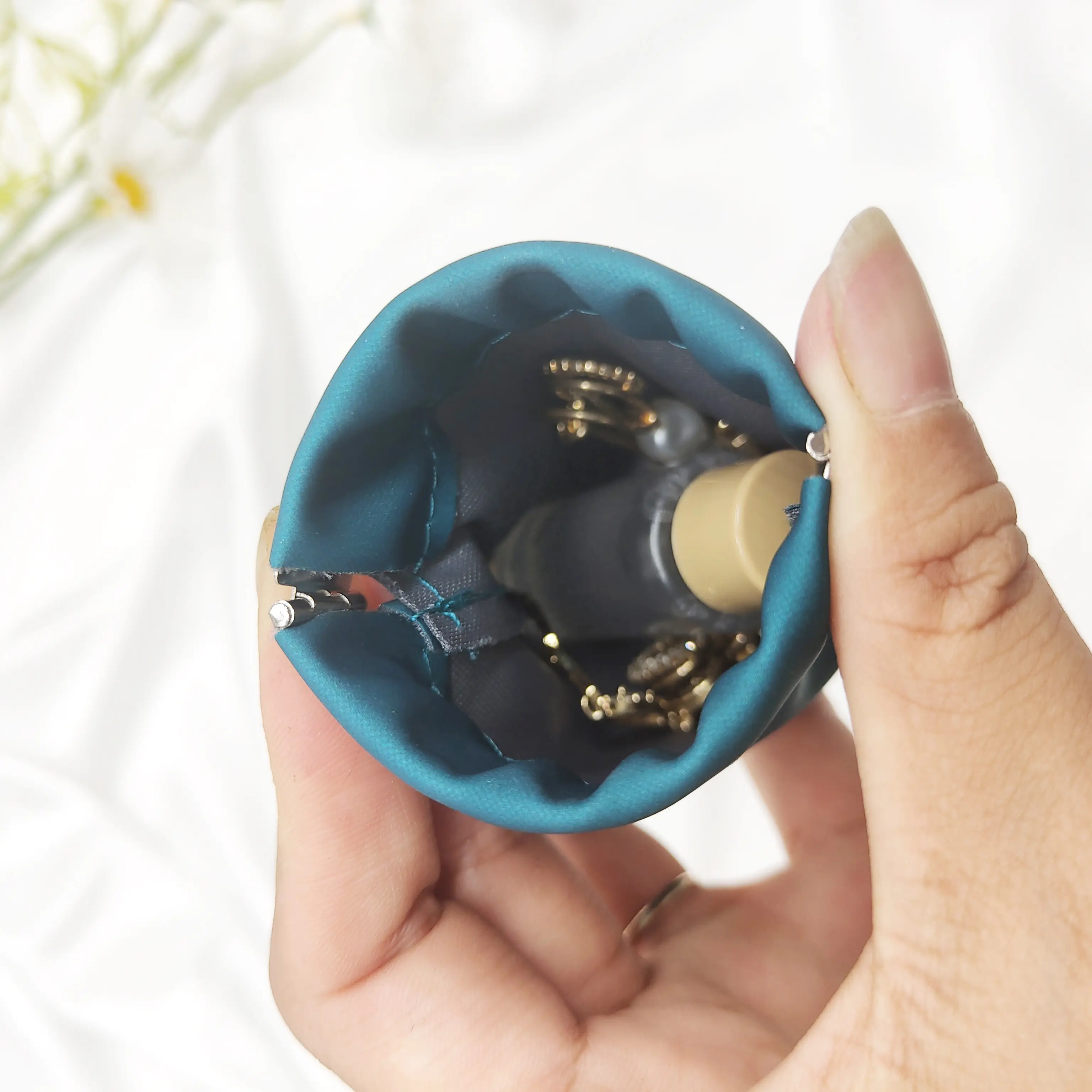 Otomatik kapanış özel logo PU deri mini sıkmak mücevher kılıfı anahtar sikke kozmetik ambalaj yaylar ile küçük çanta