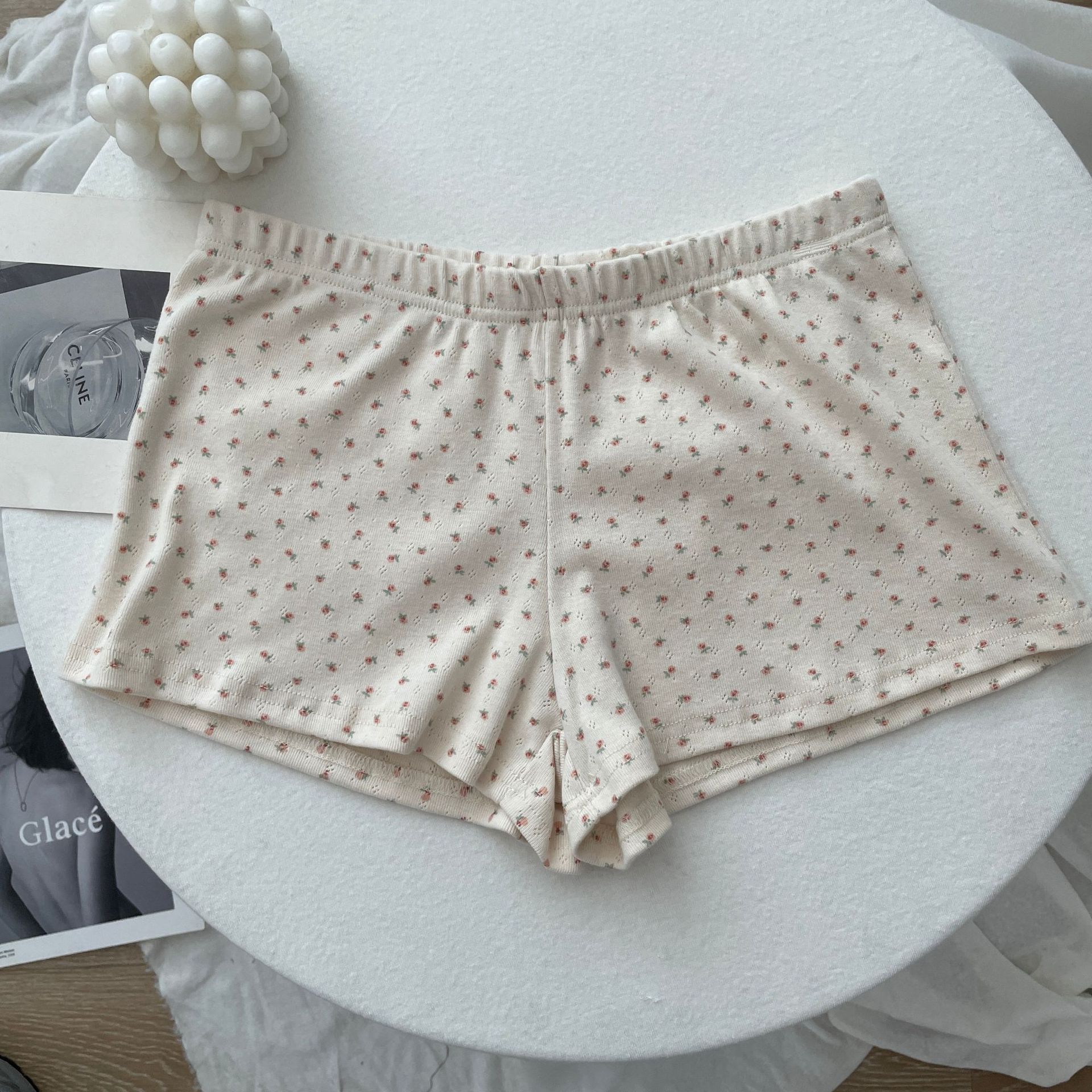 Fondo albicocca con fiore rosa: pantaloncini