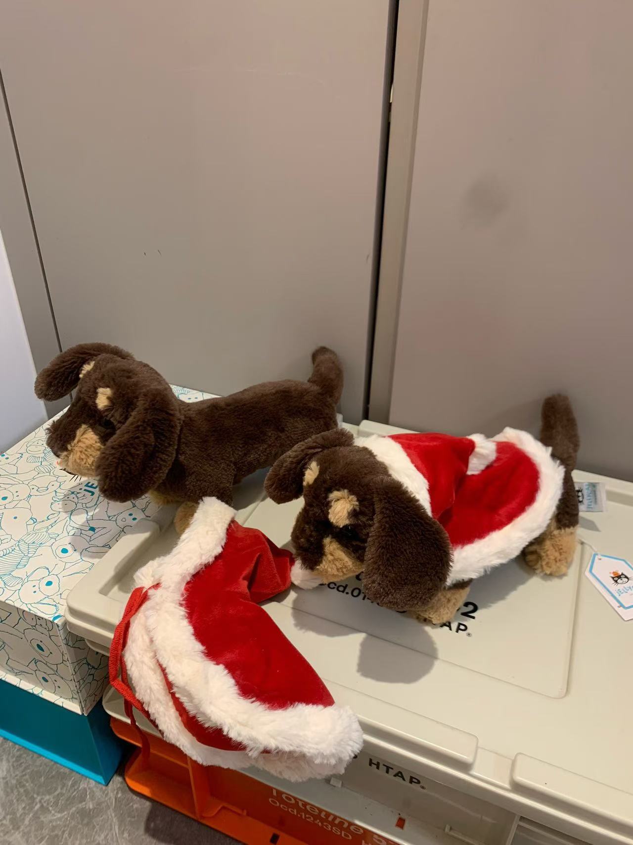 Límite navideño, Perro salchicha bufanda