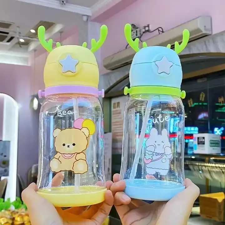 Taza de agua de gran capacidad de 580ML, taza de paja de plástico de dibujos animados para niños, botella de regalo de Navidad con cuerno de ciervo
