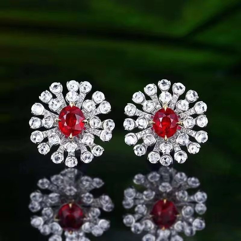 Boucle d'oreille en or 18 carats avec rubis naturel et diamant