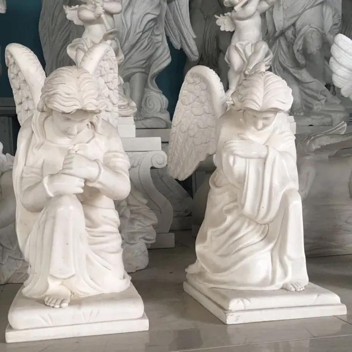 Статуя Ангела в молитве с изображением белого мрамора