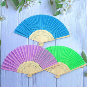 Modello di fiore tropicale personalizzato e nome Fan del programma di bambù per matrimonio sulla spiaggia Souvenir e decorazione dipinti a mano