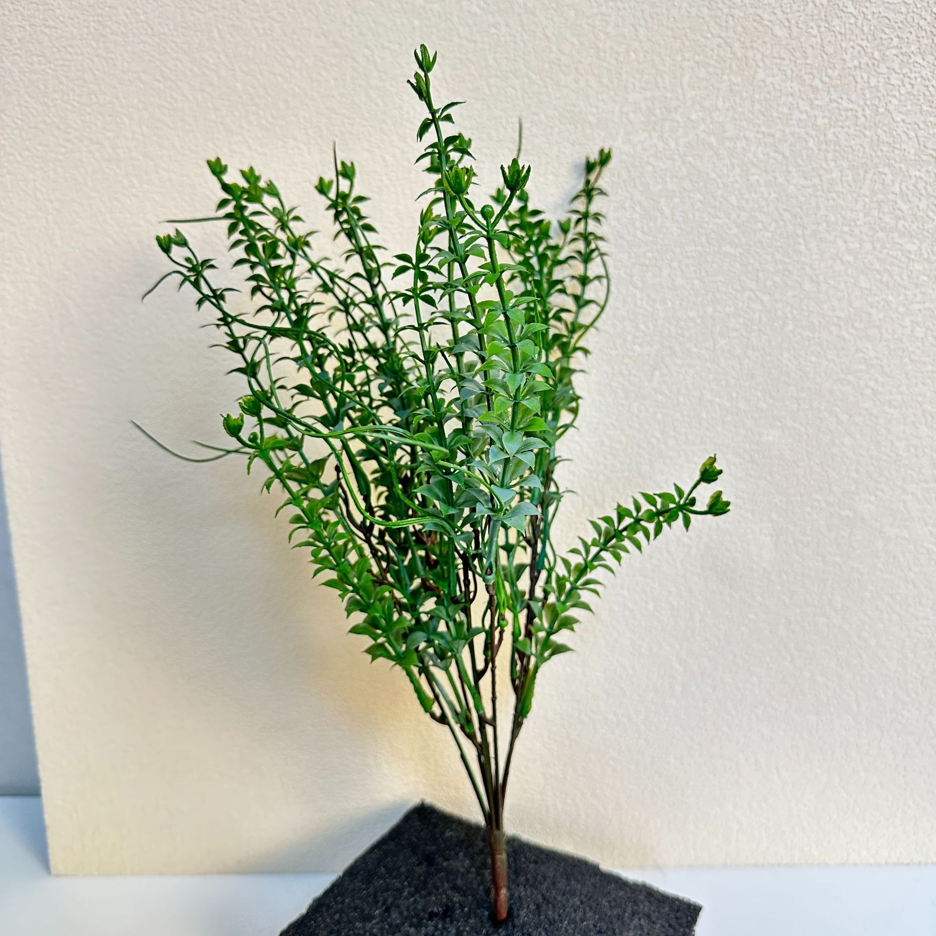 35cm Plastic Water Grass (Dark Green)