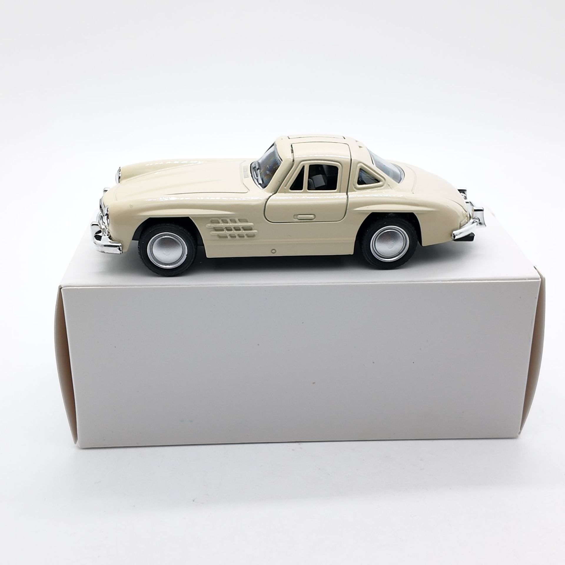 Voiture Classique en Blanc Cassé (Boîte Blanche)