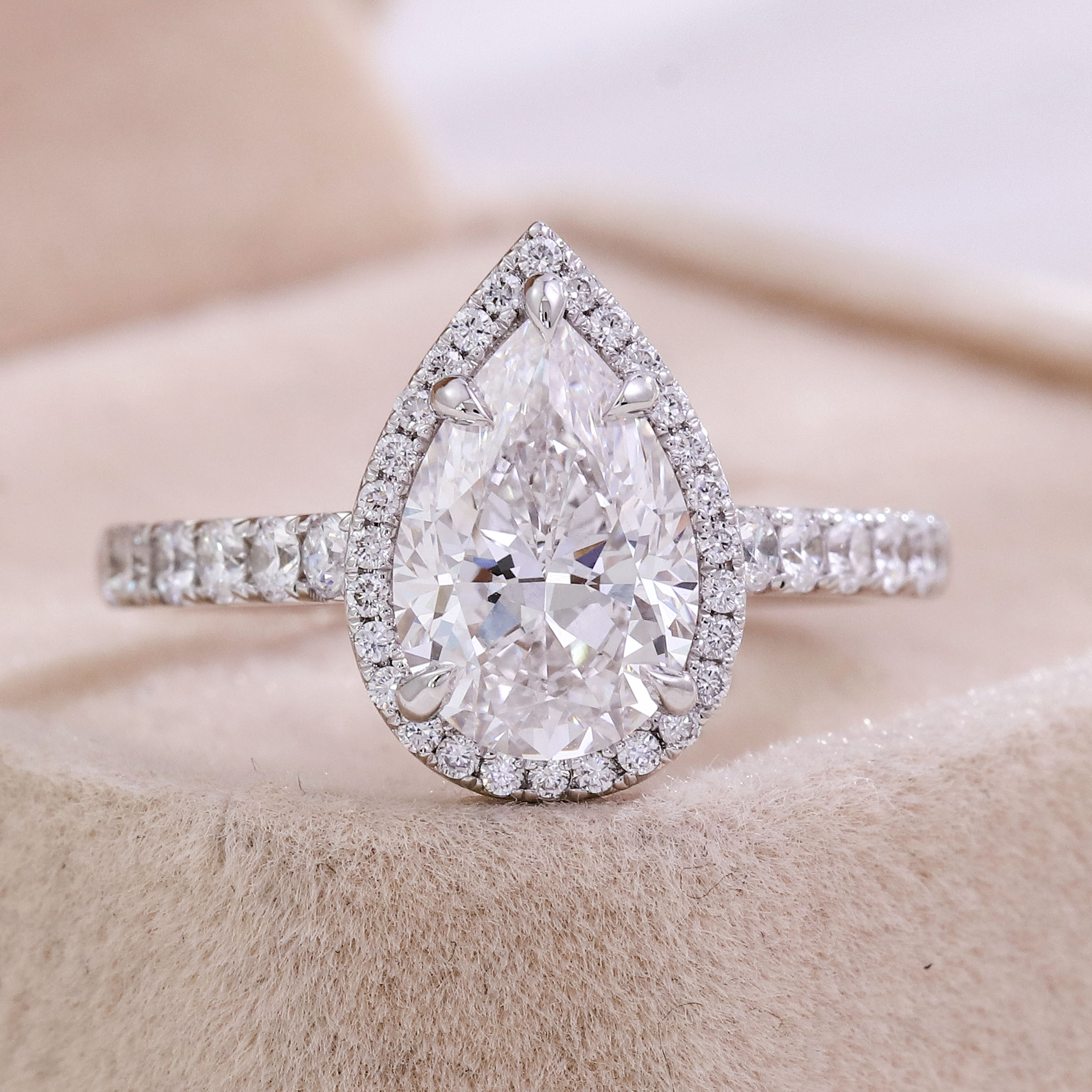 แหวนเพชรแล็บไวท์โกลด์ 18K