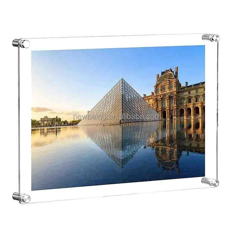 El marco de fotos sin marco flotante montado en la pared de acrílico transparente se utiliza para mostrar el certificado de grado
