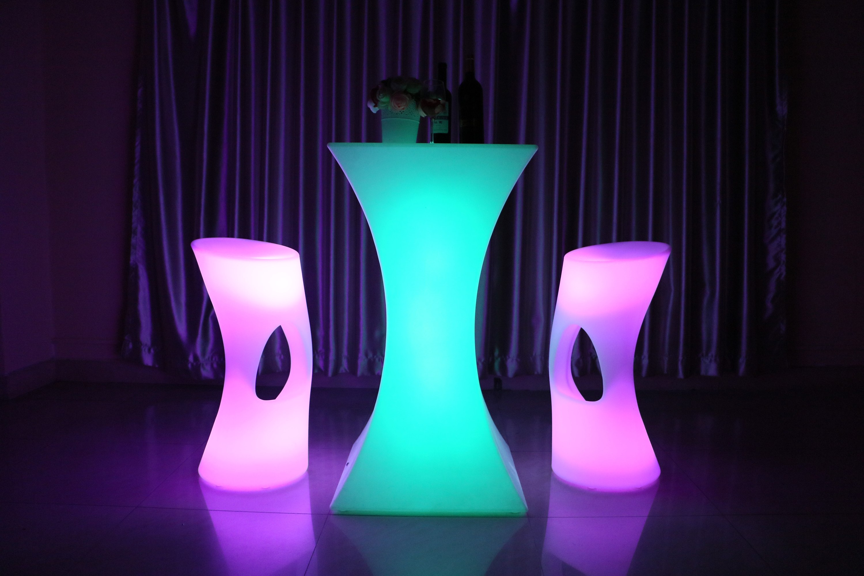 Foco LED con carcasa blanca